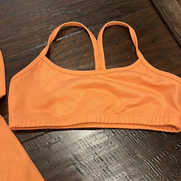 Beyond Yoga 2 piece cropped legging/sports bra in dk peach shimmer 🍑 - Picture 3 of 7